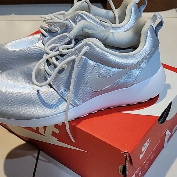 Nike Roshe One silver sneakers - Picture 3 of 4